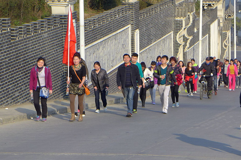 2015年3月8日寶業(yè)集團(tuán)開(kāi)展“香溪洞-吉河徒步踏青活動(dòng)”慶祝三八節(jié)！